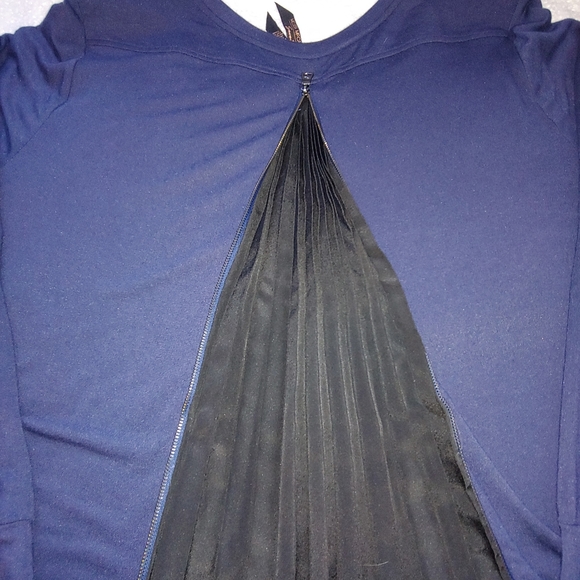 EUC Plus Size Melissa McCarthy Seven7 Blue Mixed Media Pleated Back Top – Size 2 - Picture 8 of 9